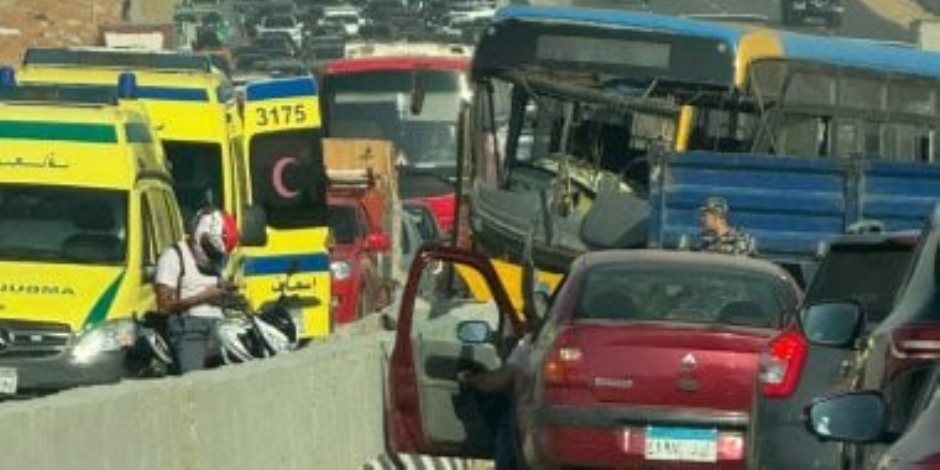 رفع أتوبيس النقل العام بعد اصطدامه بحاجز خرسانى على الطريق السياحى.. فيديو