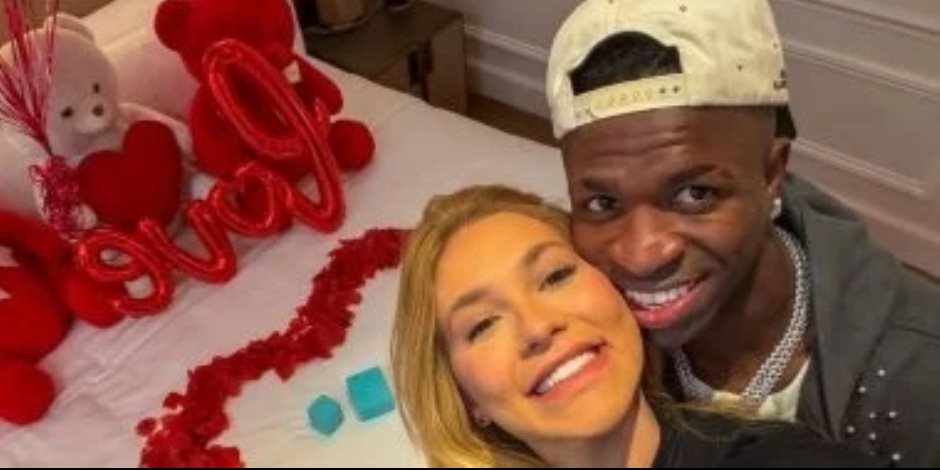 فينيسيوس جونيور يعلن الارتباط بـ مدونة الجمال الشهيرة فيرجينيا فونسيكا بطريقة رومانسية.. صور