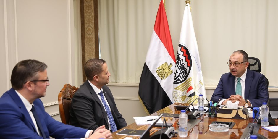 وزير قطاع الأعمال العام يبحث مع "سيمنس للطاقة" فرص التعاون ونقل التكنولوجيا والطاقة المتجددة وزير قطاع الأعمال العام يبحث مع "سيمنس للطاقة" فرص التعاون ونقل التكنولوجيا والطاقة المتجددة