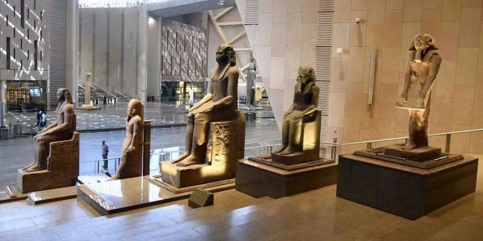 عملات تذكارية غير متداولة من خام الذهب والفضة.. توثق معالم المتحف المصري الكبير 