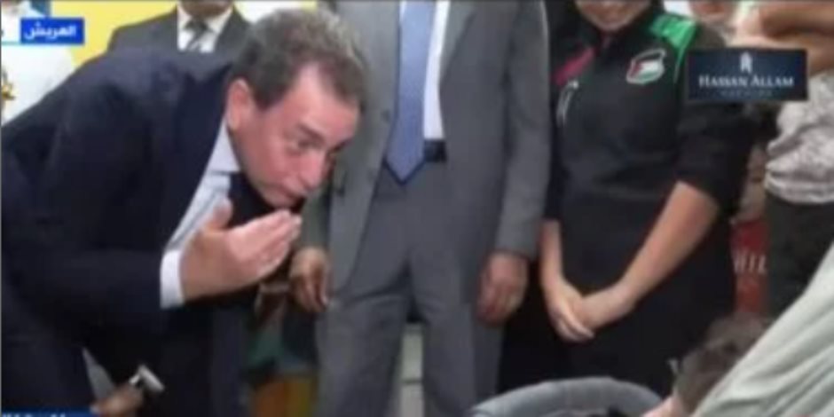 سفير فرنسا بالقاهرة يمازح رضيعة من غزة داخل مستشفى العريش ويرسل لها قبلات سفير فرنسا بالقاهرة يمازح رضيعة من غزة داخل مستشفى العريش ويرسل لها قبلات