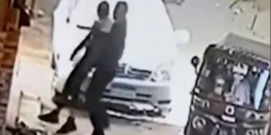 هاتف المتهم يقود للخيط الأخطر.. تفاصيل جديدة في جريمة قتل ربة منزل وأطفالها الثلاثة بفيصل هاتف المتهم يقود للخيط الأخطر.. تفاصيل جديدة في جريمة قتل ربة منزل وأطفالها الثلاثة بفيصل