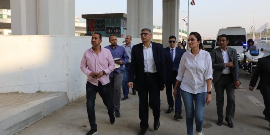 استعدادا للافتتاح.. محافظ الجيزة يتابع أعمال النظافة والتجميل بمحيط المتحف المصري الكبير