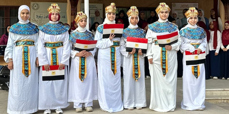 بالزي الفرعوني.. طلاب المدارس يحتفلون بافتتاح المتحف المصري الكبير (صور)