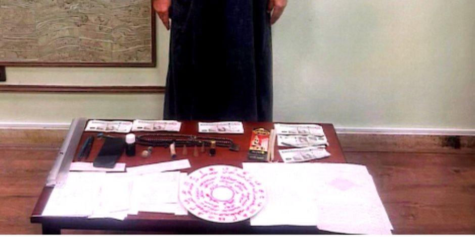 ضبط شخص بالإسكندرية للنصب على المواطنين بزعم قدرته على العلاج الروحانى ضبط شخص بالإسكندرية للنصب على المواطنين بزعم قدرته على العلاج الروحانى