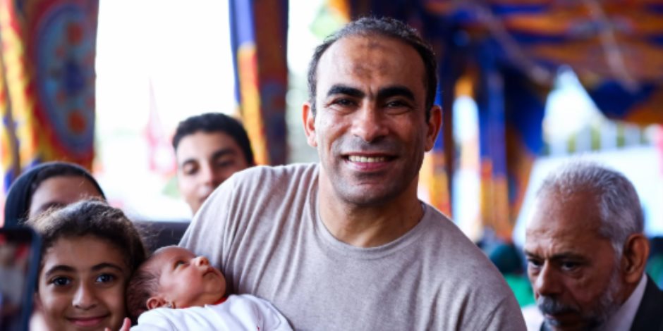 مشاركة طفل رضيع برفقة والديه فى انتخابات الأهلي لاختيار مجلس إدارة جديد.. صور مشاركة طفل رضيع برفقة والديه فى انتخابات الأهلي لاختيار مجلس إدارة جديد.. صور