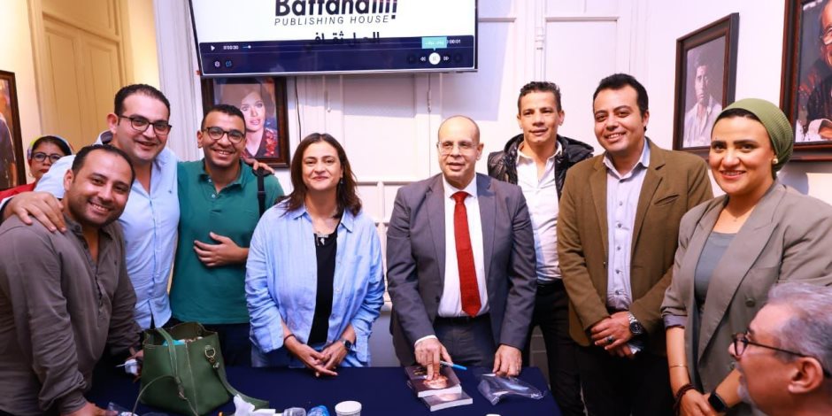 أكرم القصاص يوقع كتابه الجديد "شَعرة معاوية.. السادات وخصومه" وسط حضور سياسى وثقافى وإعلامى أكرم القصاص يوقع كتابه الجديد "شَعرة معاوية.. السادات وخصومه" وسط حضور سياسى وثقافى وإعلامى