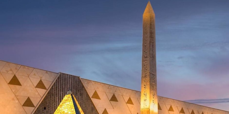 المسلة المُعلقة تزين المتحف المصري الكبير.. تجربة بصرية نادرة تمزج بين رهبة التاريخ ودهشة التكنولوجيا