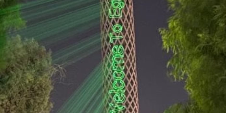 إضاءة برج القاهرة بعبارات ترحيبية احتفالا بافتتاح المتحف المصرى الكبير (صور)