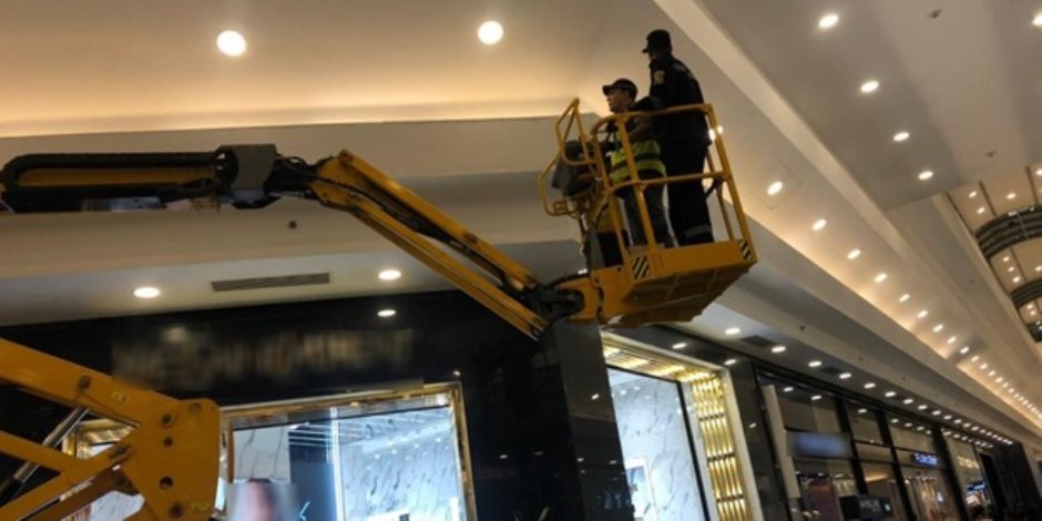 أمن الإسكندرية ينقذ قطة محتجزة أعلى واجهة أحد المحال التجارية أمن الإسكندرية ينقذ قطة محتجزة أعلى واجهة أحد المحال التجارية