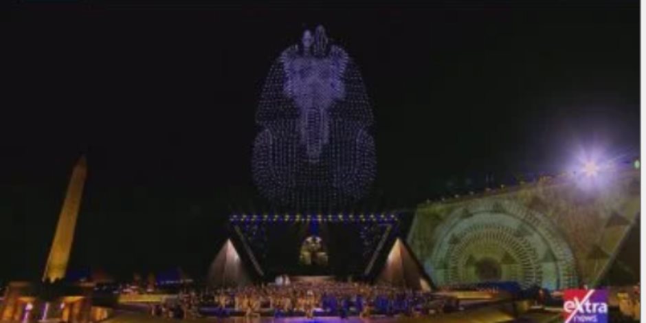 قناع توت عنخ آمون يزين سماء حفل افتتاح المتحف المصرى الكبير قناع توت عنخ آمون يزين سماء حفل افتتاح المتحف المصرى الكبير