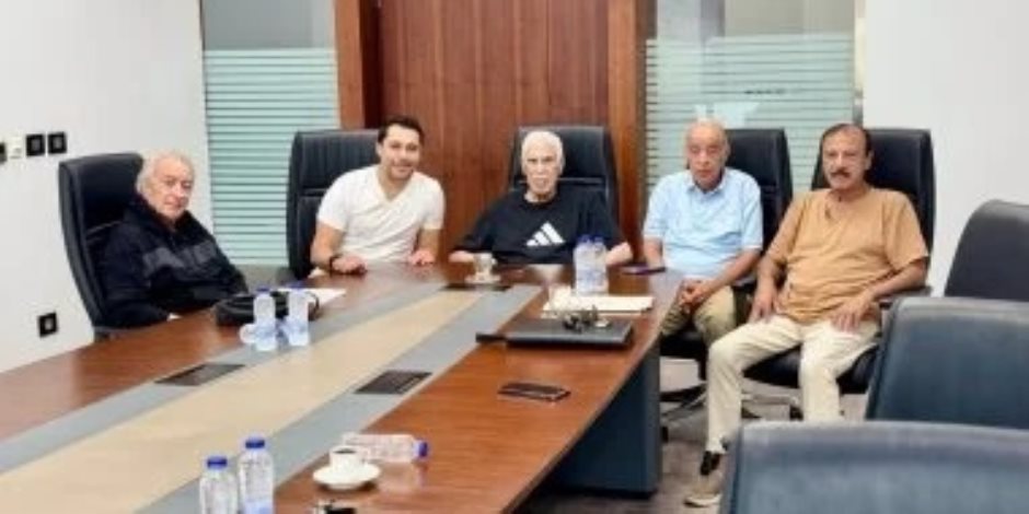 بعد تعافيه من الوعكة الصحية.. حسن شحاتة يحضر اجتماعات اللجنة الفنية باتحاد الكرة