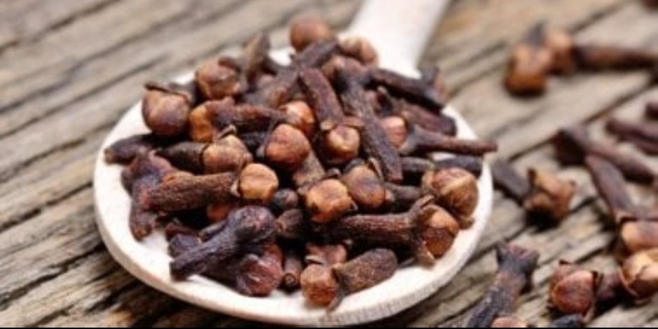 تعرف علي الفوائد الصحية لمضغ القرنفل يوميا