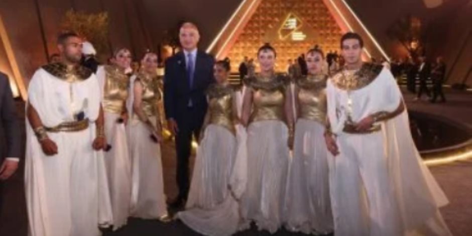 بفستان من توقيع إيلي صعب .. شريهان تتألق على مسرح المتحف المصري الكبير