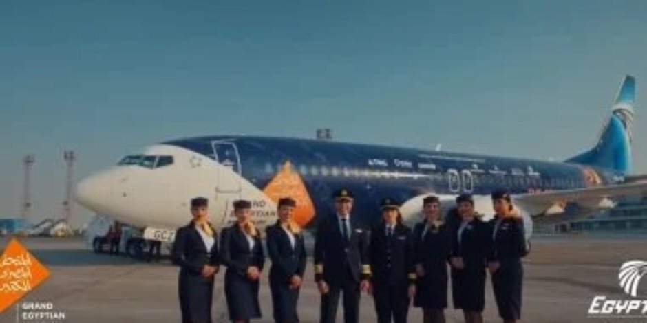 مصر للطيران تحلق بطائرة مزينة بالكامل بشعار المتحف المصرى حول العالم.. صور وفيديو