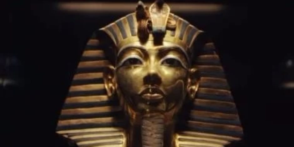 وثائقي يرصد نقل قناع توت عنخ آمون من التحرير إلى المتحف الكبير.. فيديو