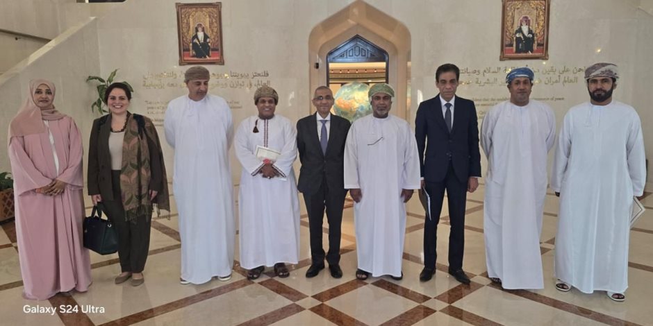 مساعد وزير الخارجية للشئون القنصلية يزور مسقط لبحث أوضاع الجالية المصرية والتنسيق القنصلي مع سلطنة عمان