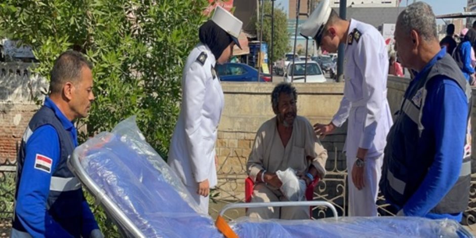 الأجهزة الأمنية بالفيوم تنقل "مُسن" غير قادر على الحركة وليس له مأوى للمستشفى لتلقى العلاج