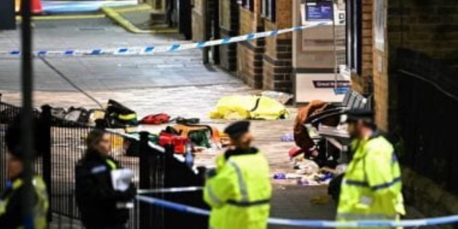 أخر تطورات حادث بريطانيا .. ضحايا الطعن ملطخين بالدماء يركضون عبر عربات السكة الحديد