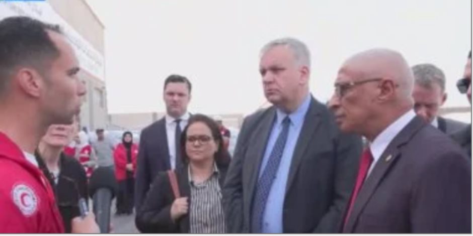 مراسل إكسترا نيوز يستعرض تفاصيل زيارة سفير ألمانيا لمعبر رفح من الجانب المصرى