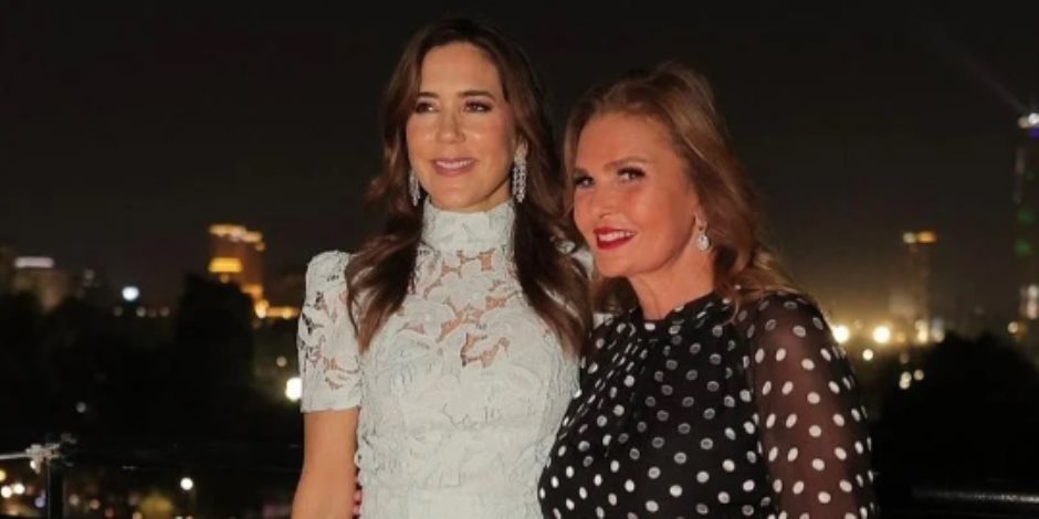 يسرا لملكة الدنمارك: نورتينا بحضورك ومشاركتنا فرحة متحفنا الكبير