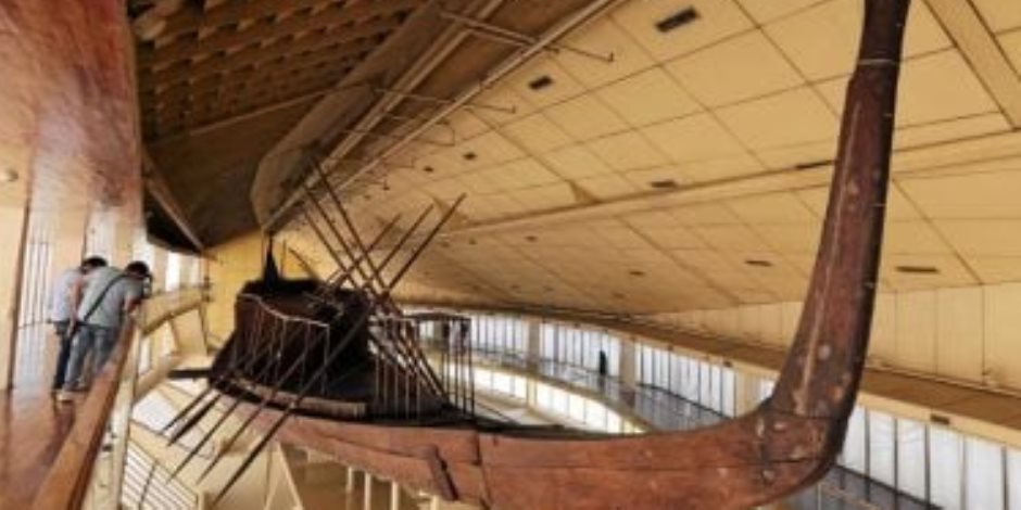 شاهد .. مراكب الشمس عمرها أكثر من 4600 عام تزين المتحف المصري الكبير