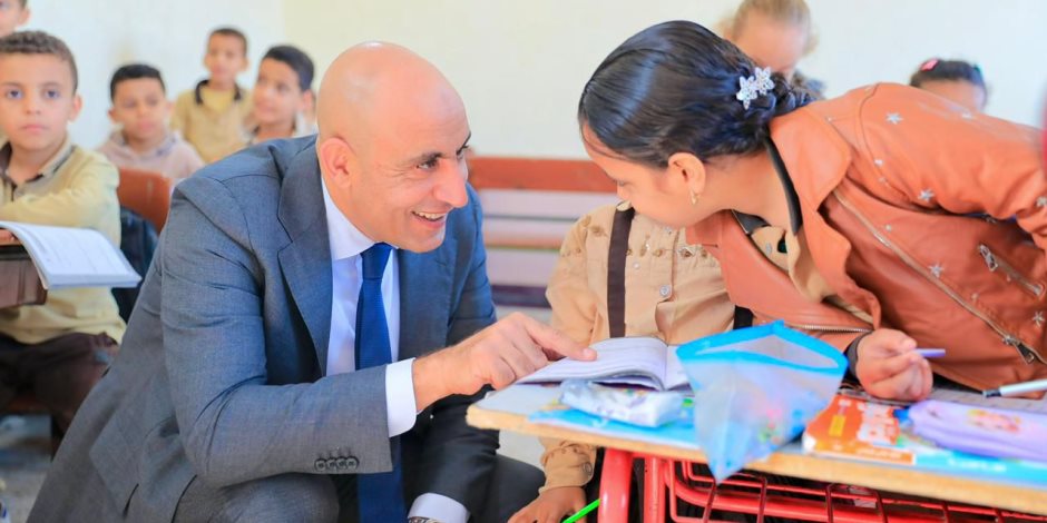 «عبد اللطيف» يتفقد مدارس محافظة الدقهلية لمتابعة انتظام العملية التعليمية