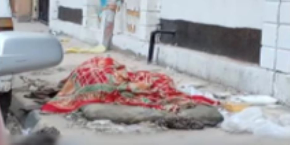 ضبط مهتز نفسيا يفترش الرصيف أمام سور مدرسة بالأسكندرية و إيداعه بدور الرعاية النفسية