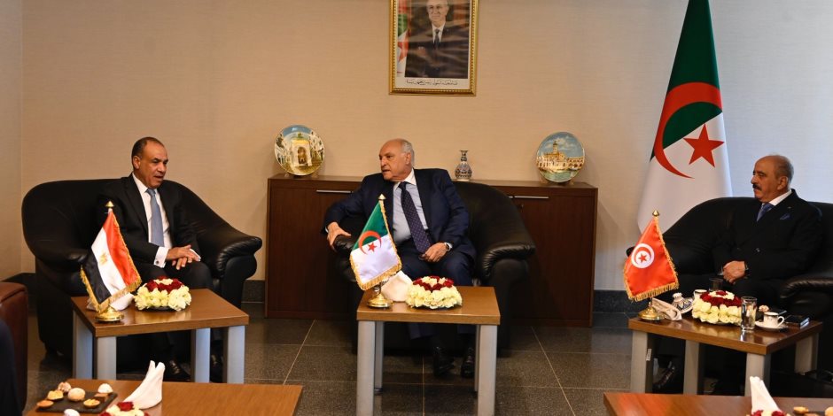 وزير الخارجية يشارك في اجتماع الآلية الثلاثية لدول جوار ليبيا بالجزائر
