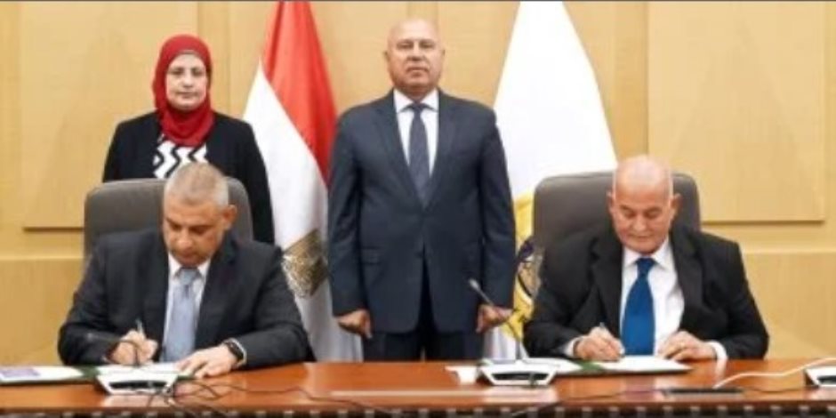 توقيع عقد بين "القاهرة للاستثمار" وشركة ليوني مصر لإقامة مجمع صناعي لإنتاج الضفائر