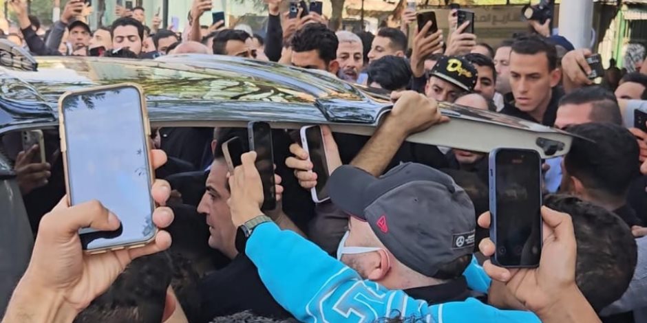 تزاحم وتدافع على محمد رمضان أثناء تشييع جنازة والده 