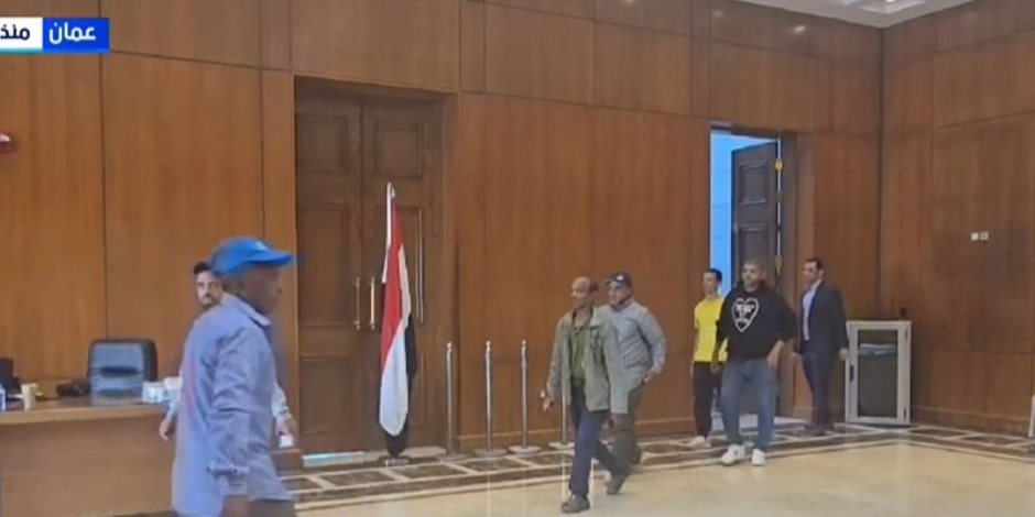 إقبال متزايد من الجالية المصرية في سلطنة عمان للتصويت بانتخابات مجلس النواب (فيديو)