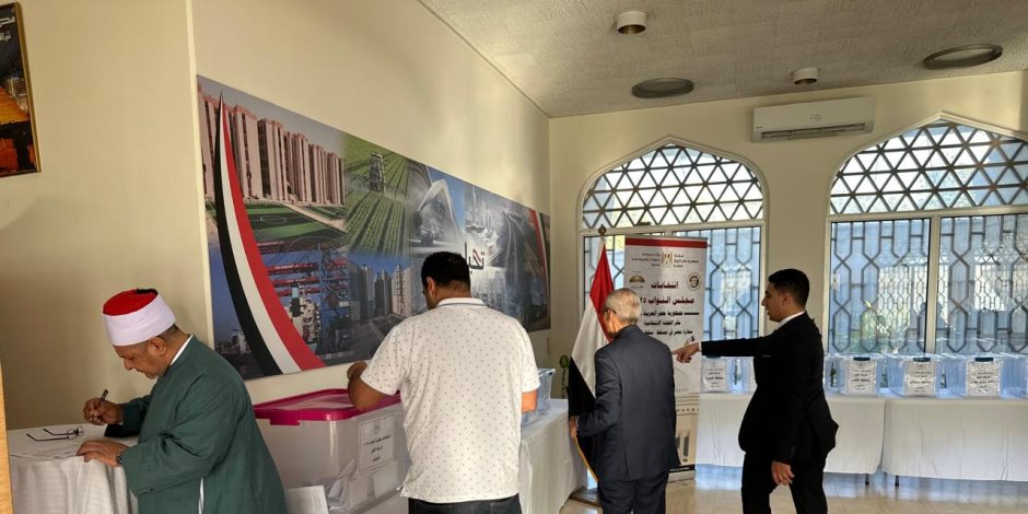 إقبال كبير للمصريين فى سلطنة عمان على التصويت فى انتخابات مجلس النواب 2025.. صور