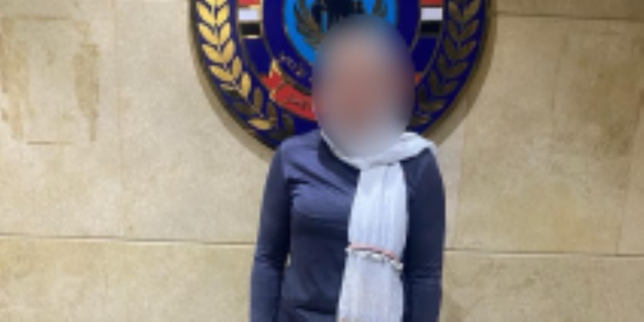 ضبط صانعة محتوى تنشر مقاطع فيديو لسرد قصص إباحية "مفبركة" 