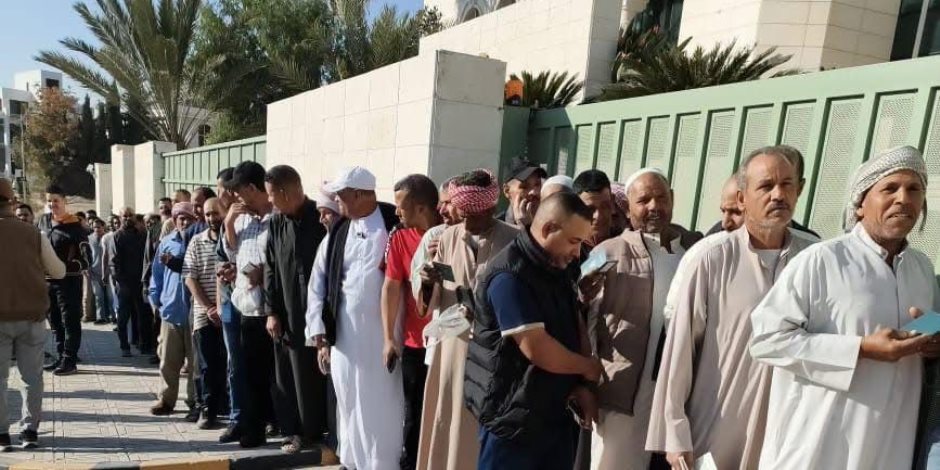 توافد كبير لأبناء الجالية المصرية بالأردن للإدلاء بأصواتهم فى انتخابات النواب
