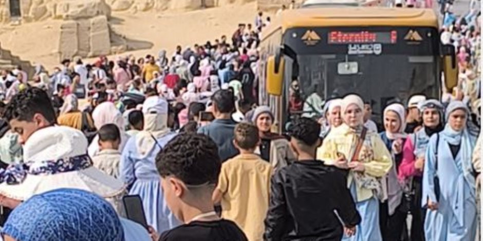 إقبال غير مسبوق على أهرامات الجيزة.. نحو 30 ألف زائر مصري وأجنبي