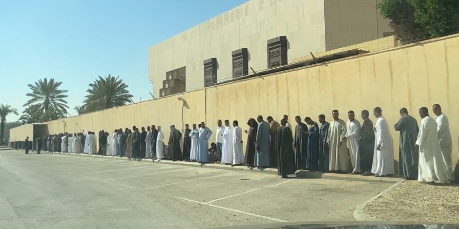 توافد كثيف لأبناء الجالية المصرية في الرياض للتصويت بانتخابات النواب (صور)