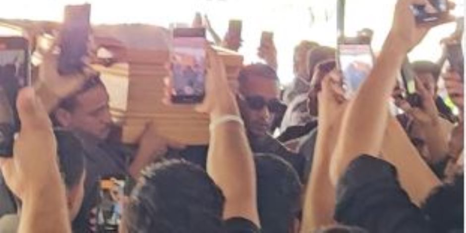 محمد رمضان يرافق جثمان والده لأداء الصلاة عليه بمسجد مصطفى محمود