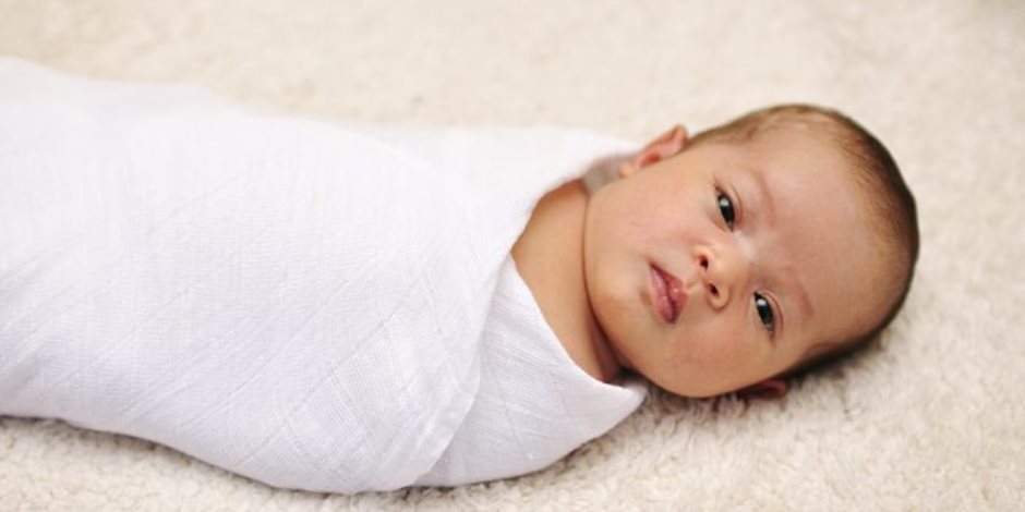 مصرع رضيع سقط من يد والدته أثناء مداعبته أعلى سطح المنزل فى أسيوط