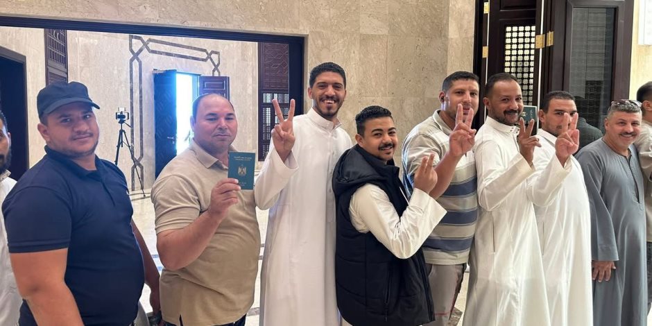 المصريون في الإمارات يتوافدون على لجان التصويت بانتخابات مجلس النواب (صور)