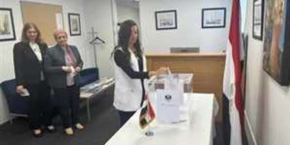 المصريون في باريس يتوافدون بكثافة على مراكز الاقتراع للمشاركة في انتخابات مجلس النواب 