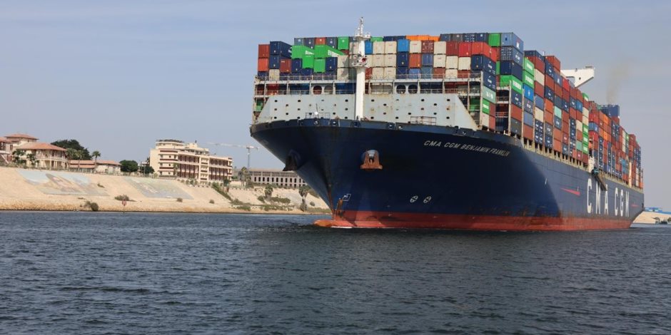 قناة السويس تشهد عبور أكبر سفينة حاويات منذ عامين 