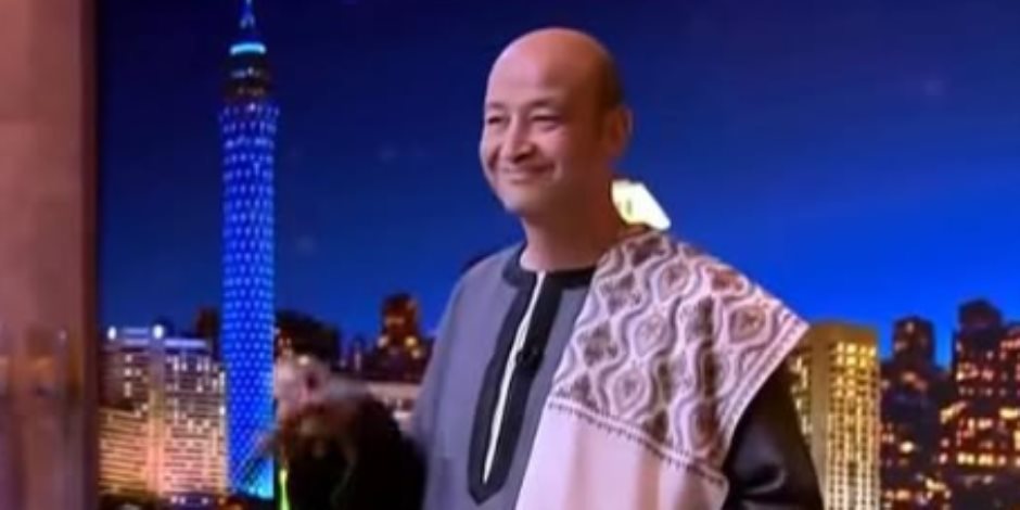 عمرو أديب يظهر بالجلابية على الهواء ويرد على سمر فرج فودة: “فخر غير طبيعي”
