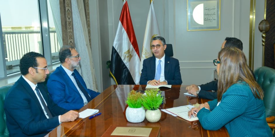 وزير التموين يجري سلسلة من الاجتماعات لضمان توافر السلع وتعزيز الرقابة على الأسواق