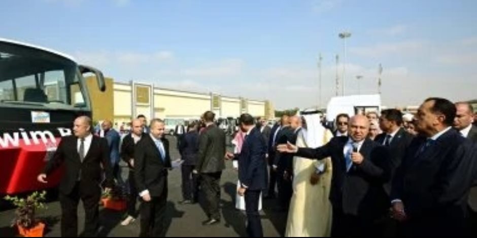 رئيس الوزراء يتفقد أول أتوبيس برمائى مصنع محليا لخدمة المجال السياحى بمصر