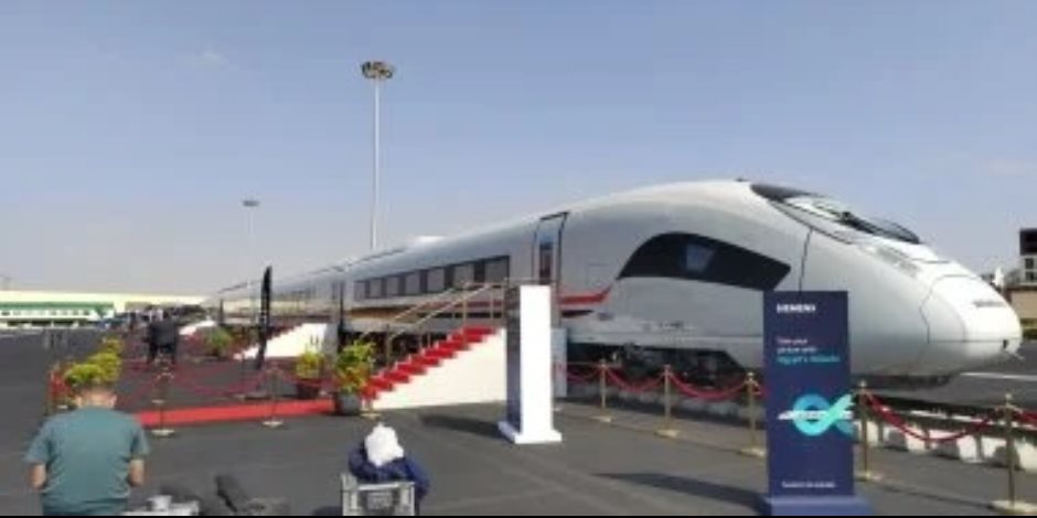 شاهد أول ظهور للقطار الكهربائى السريع فيلارو.. صور