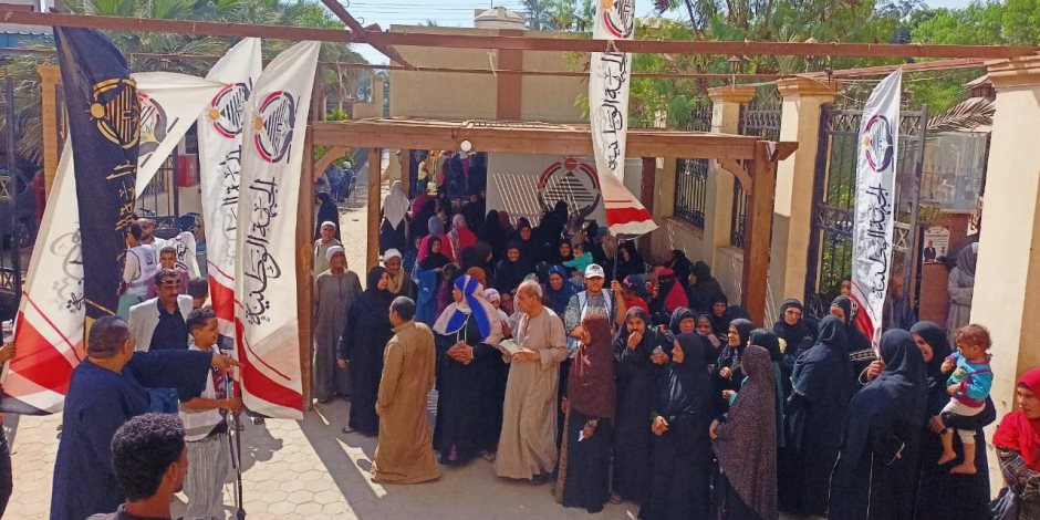 توافد الناخبين للتصويت بانتخابات النواب فى سوهاج.. والسيدات يشاركن بقوة