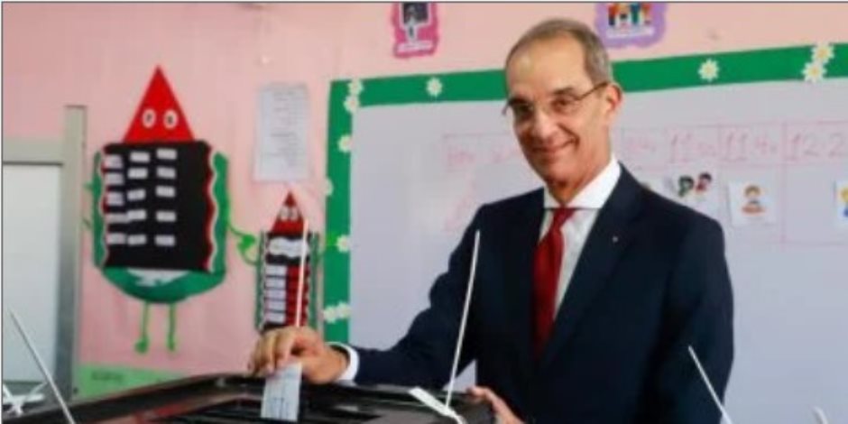 وزير الاتصالات يدلي بصوته بانتخابات النواب بلجنة المدرسة اليابانية في الشيخ زايد