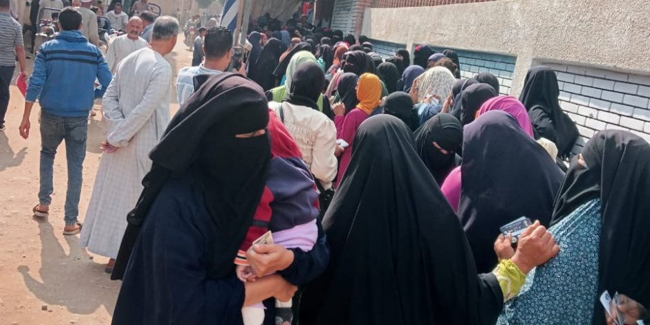 السيدة الصعيدية تصنع الحدث في المنيا مع إقبال كثيف على لجان شرق وغرب سمالوط