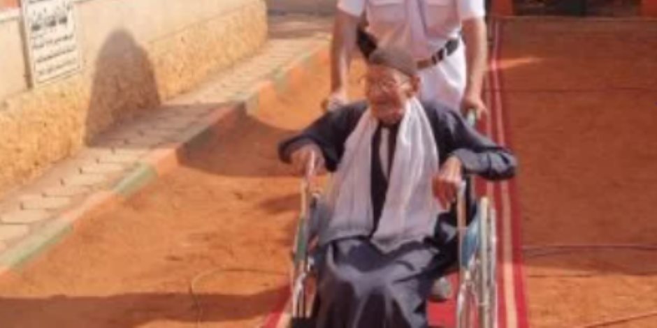 مسن على كرسي متحرك يدلي بصوته في انتخابات مجلس النواب بسوهاج